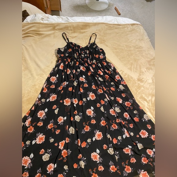 Like New! TORRID BLACK FLORAL PLEATED CHIFFON MAXI DRESS! Size 2X - Picture 11 of 11
